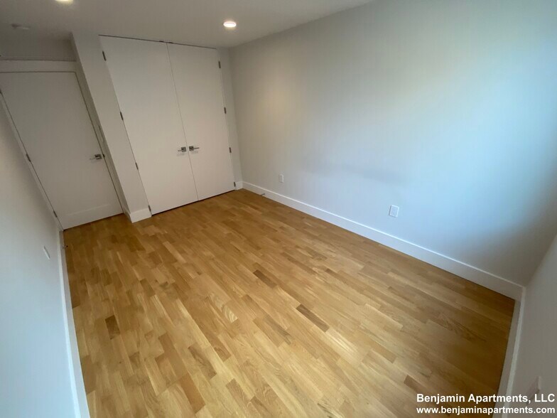 Building Photo - 334 Harvard St