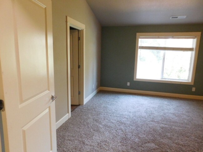 Building Photo - 4Bd/2.5Ba Two Story House - Available Soon!