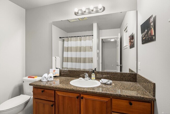 Building Photo - Renton/Talbot area Townhome in gated community!  3 bedroom 3.5 bathroom. Available NOW!!