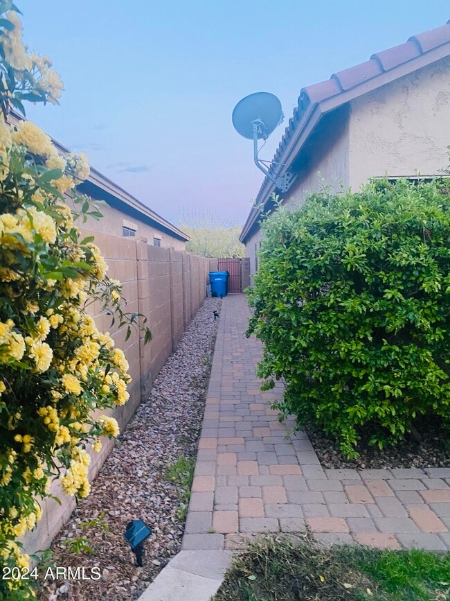 Building Photo - 5230 W Redbird Rd