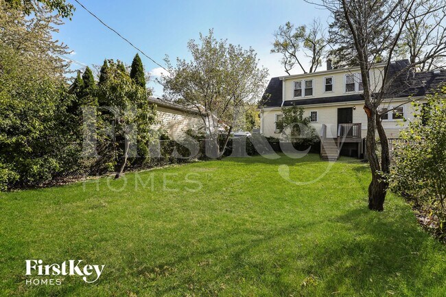 Building Photo - 14 E Willow Dr