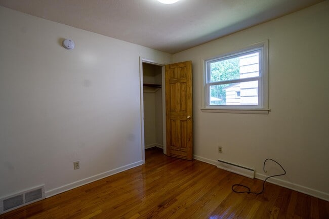 Building Photo - Bright 1st Floor Flat With Garage and Back...