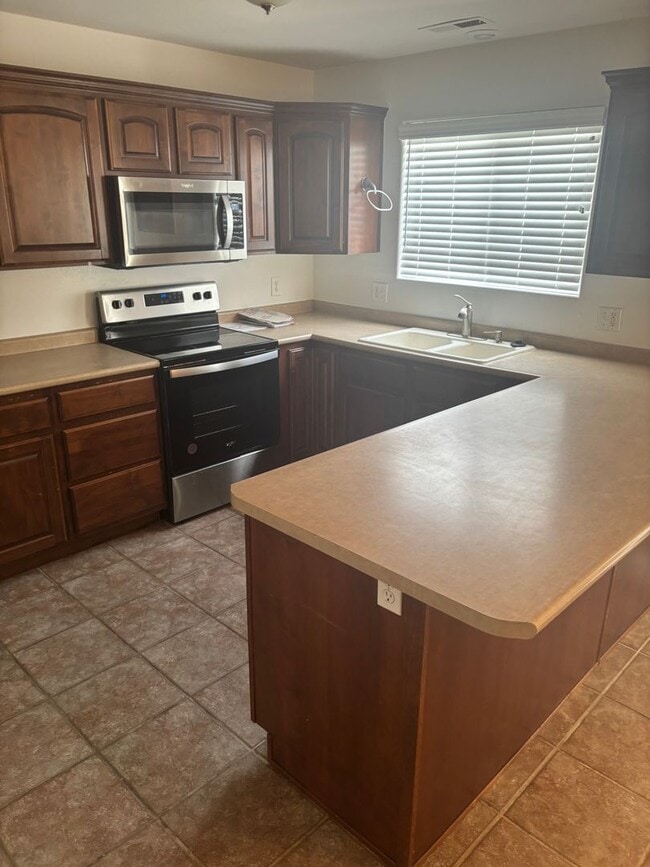 Building Photo - Great Location! Lots of Amenities