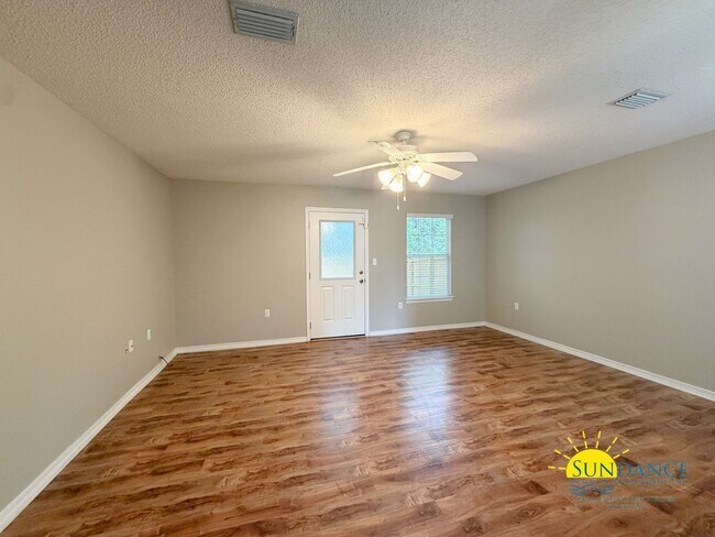 Building Photo - Stunning 2 Bedroom Townhome Near Eglin AFB & Hurlburt Field!