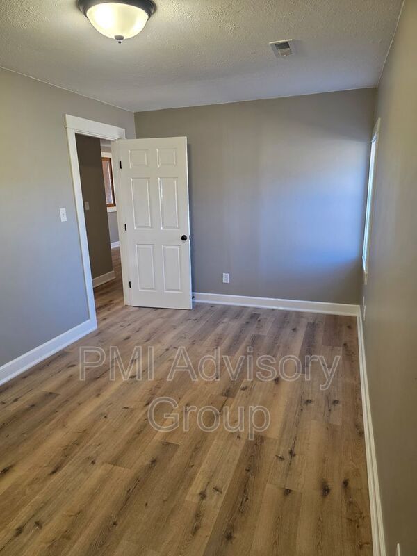 Building Photo - 1407 NE Sardou Ave