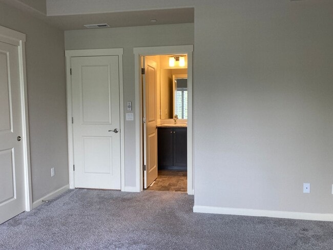 Building Photo - Beautiful Newer Home in Tigard