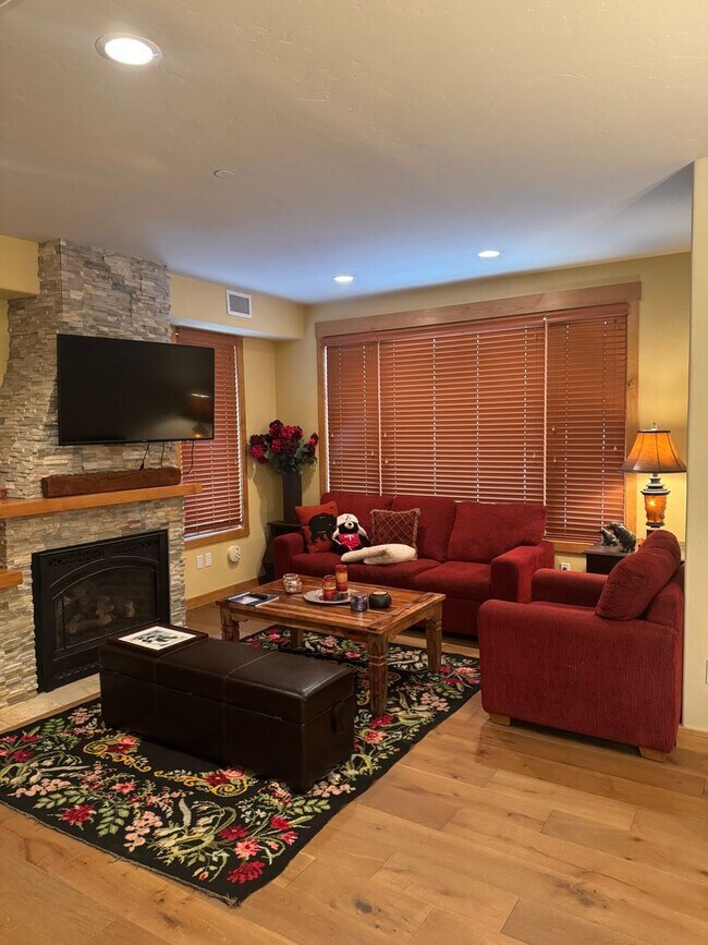 Building Photo - Luxury Fully Furnished 4BD/4BA Mountain Retreat with Hot Tub & Garage – Woodwinds #34, Mammoth Lakes