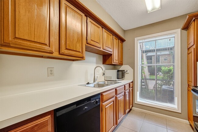 Building Photo - 1311 Antoine Dr