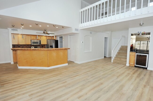 Building Photo - 3 Bedroom Townhouse - $2800/mo - ANNUAL RE...