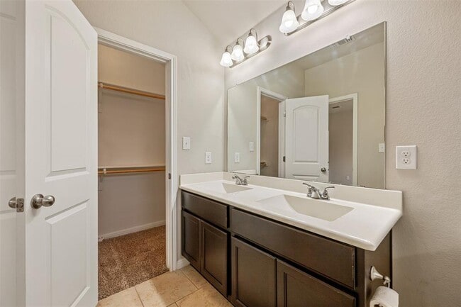 Building Photo - 5641 Sacco St