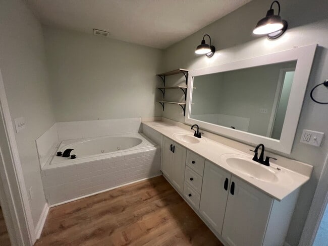 Building Photo - RENT SPECAIL*** MARCH RENT ONLY $1550.Breezewood Condo, 2 Brd/2bath Screen Porch! LVP wood floori...