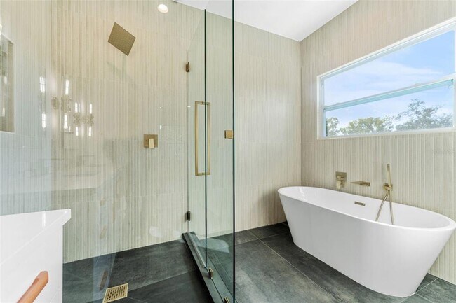 Building Photo - 102 W Adalee St