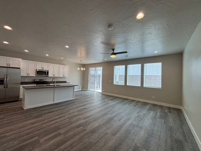 Building Photo - MOVE IN SPECIAL - DECEMBER RENT FREE!