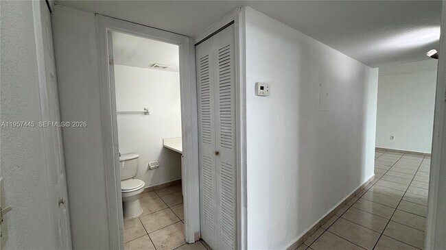 Building Photo - 666 W 81st St