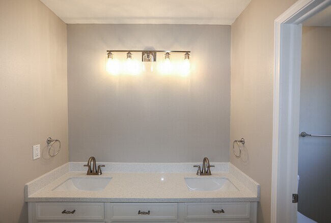 Building Photo - 18102 Mahogany Forest Dr