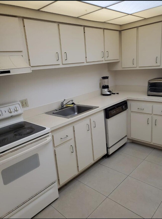 Building Photo - 4222 Inverrary Blvd