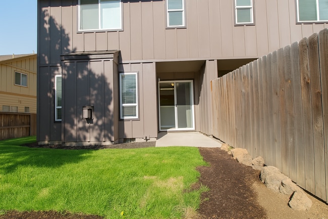 Building Photo - Gorgeous 3x2.5 duplex unit with a fenced b...