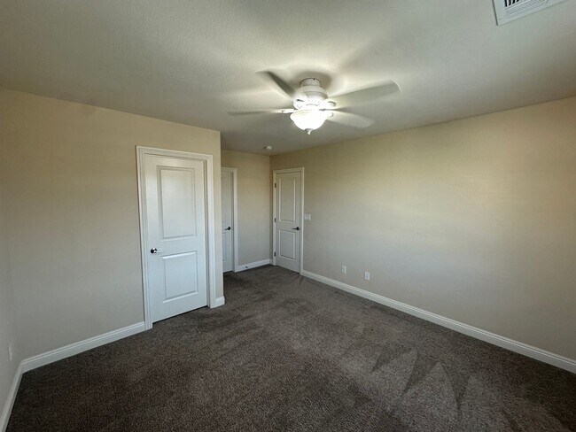 Building Photo - Spacious House
