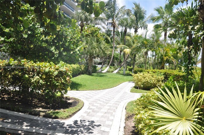 Building Photo - 8877 Collins Ave
