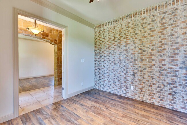 Building Photo - 2500 Speidel Dr