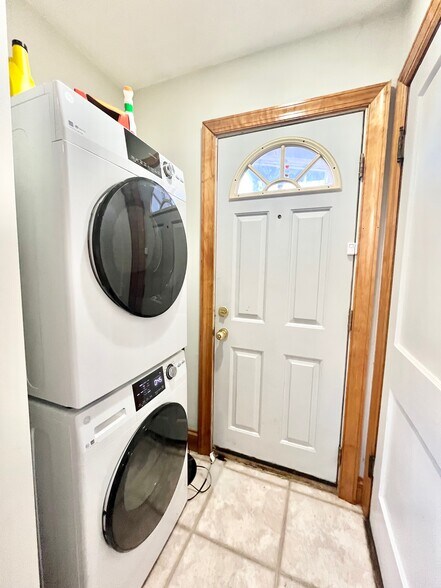 Building Photo - 202 Calumet St