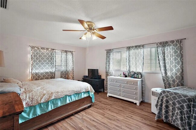 Building Photo - BEAUTIFUL 4BED 2BATH HOME WITH DETACHED OF...