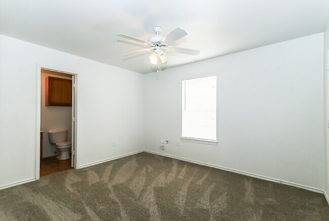 Building Photo - 3 Bedroom, 3 Bath, 2 Car Garage Duplex.