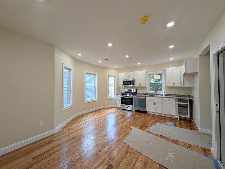 Primary Photo - 22 Holyoke Rd