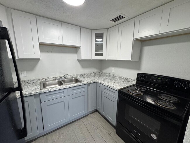 Building Photo - 13701 N 21st St