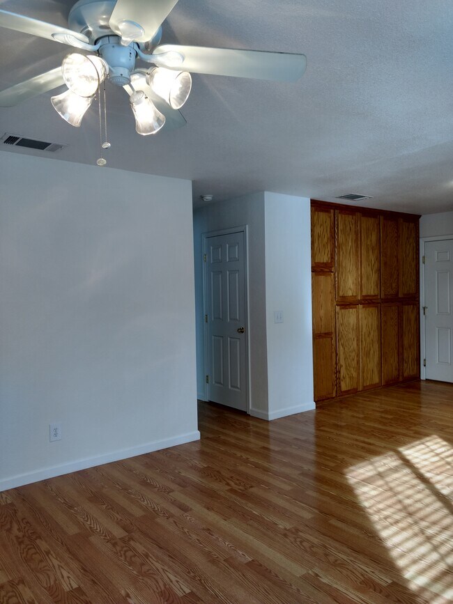 Building Photo - 7817 Clearview Dr