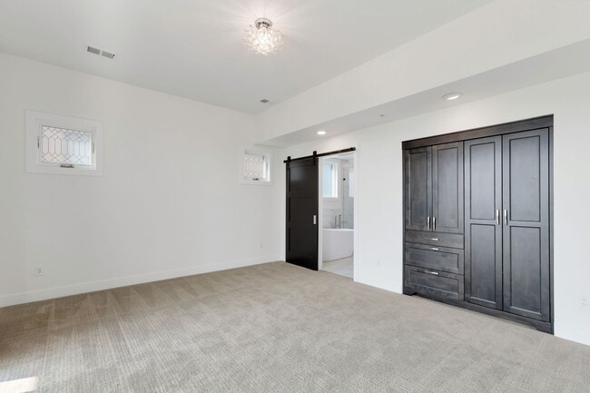 Building Photo - 410 Superior Dr