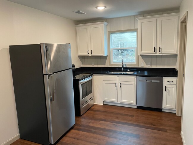 Building Photo - Update 3 Bed/1 Bath Home!