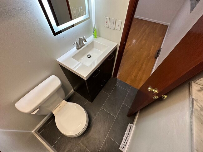 Building Photo - Brinwood Property APT A