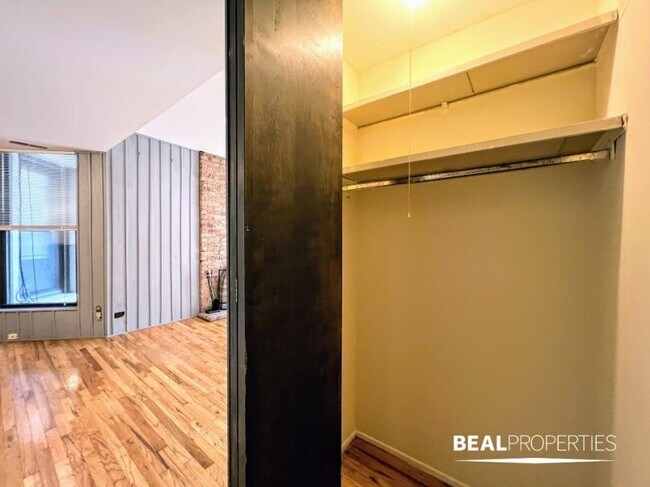 Building Photo - 2 bedroom in CHICAGO IL 60657
