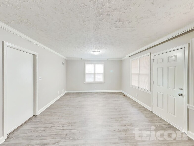 Building Photo - 1122 Paramount Cir