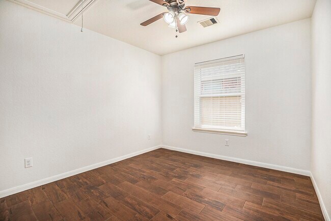 Building Photo - 1195 Quarterhorse Dr