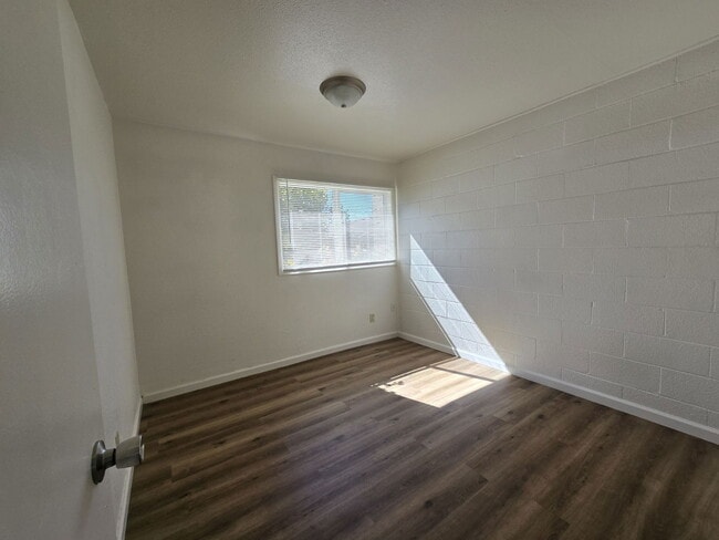 Building Photo - 753 NE Alameda Ave