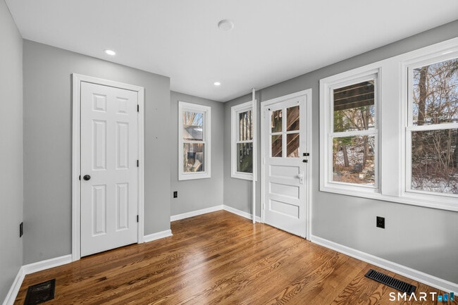 Building Photo - 33 Maple St