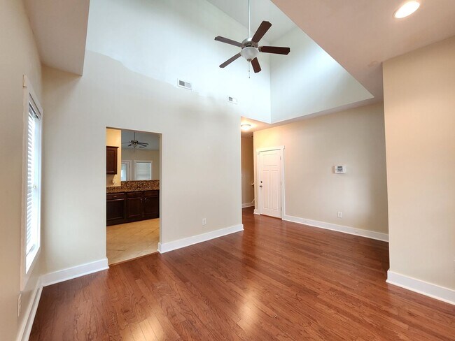 Building Photo - 3 Bedroom home with an upstair bonus room ...
