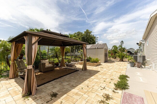 Building Photo - Florida living at its finest! 3/2 with a c...