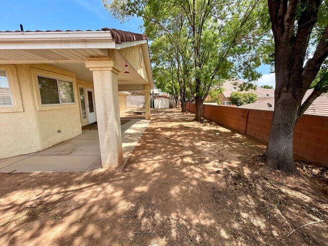 Building Photo - Updated and Pet Friendly Three Bedroom Home