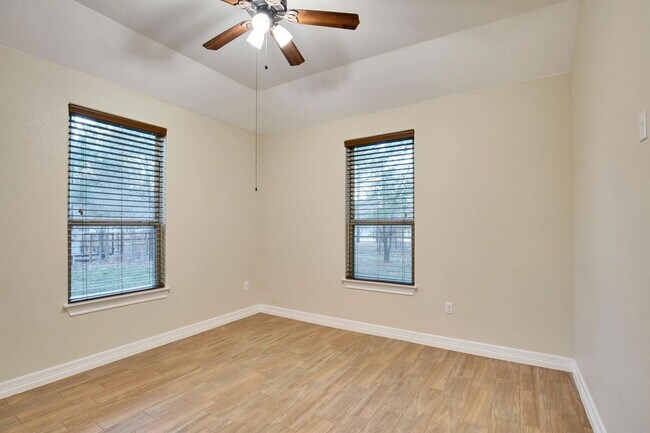 Building Photo - 118 N Buckhorn Dr