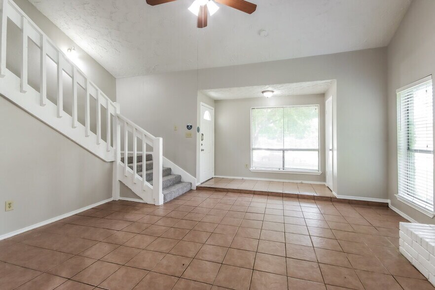 Building Photo - 10618 Plum Lake Dr