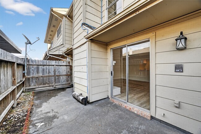 Building Photo - 14734 Perthshire Rd