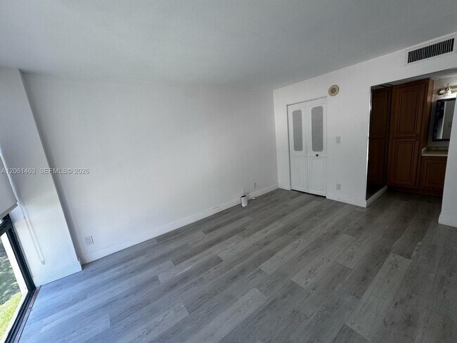Building Photo - 17011 N Bay Rd