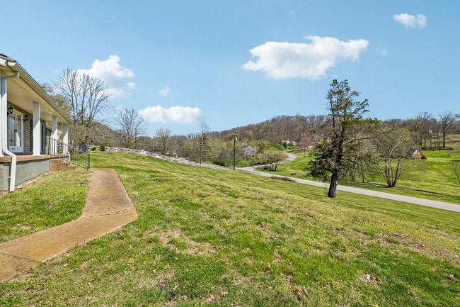 Building Photo - Experience the perfect blend of privacy and open space in this beautifully maintained 3-bedroom, ...