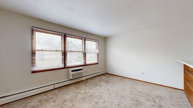 Building Photo - 2216 Pleasant Ave