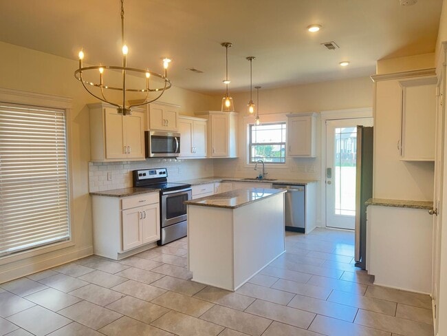 Building Photo - Beautiful 5 Bedroom, 2.5 bath Home in Hickory Wild Subdivision! Lawn care included!