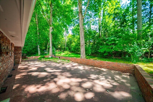 Building Photo - 2038 S Akin Dr