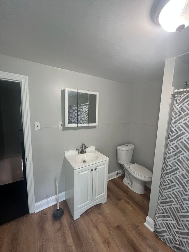 Building Photo - Bright 2-Bedroom with Spacious Bath & Priv...
